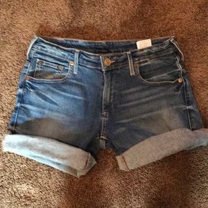 adorable navy blue jean shorts!!💙